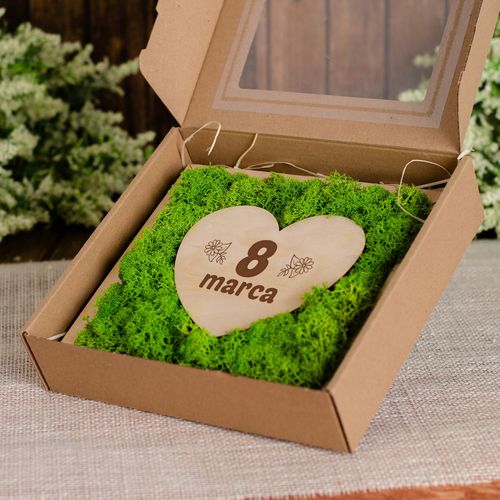 Prezent na Dzień Kobiet serce wykończone chrobotkiem w pudełku na Arena.pl