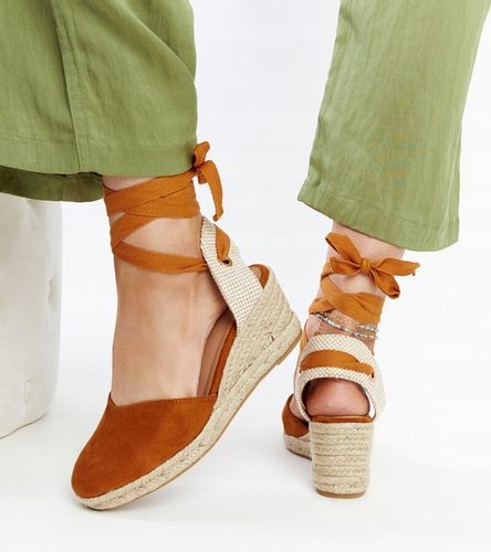 Brązowe wiązane espadryle na koturnie 38 na Arena.pl