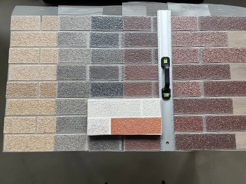 Próbki kolorystyczne cegieł AMK na siatce na Arena.pl