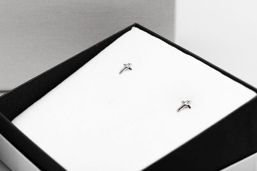 kolczyki krzyżyki na sztyfcie, srebro rodowane 925 | srebrne na Arena.pl