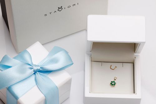 złoty wisiorek kwiatek - szmaragdy i brylant na Arena.pl