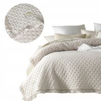 Narzuta kapa na łóżko kanapę pikowana 220x240 Room99 Molly z falbaną