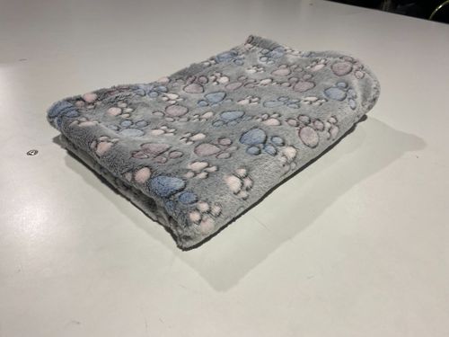 koc polarowy 100x70 cm łapy ciemne na Arena.pl