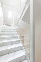 Płytki na schody z kapinosem 100x30 marmuropodobne