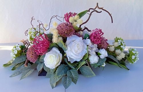 Komplet kompozycji nagrobnych z białymi różami i bordowymi chryzantemami na Arena.pl