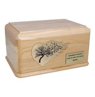 Drewniana urna wykonana z jasnego drewna / Plakietka