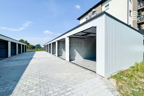 Rząd garaży 28x5,5m 7x bramy uchylne - biały  dach spad w tył  GP489 na Arena.pl