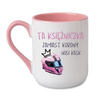 KUBEK "TA KSIĘŻNICZKA ZAMIAST KORONY NOSI KASK" Wzór - Elegant Coffee Różowy 330 ml