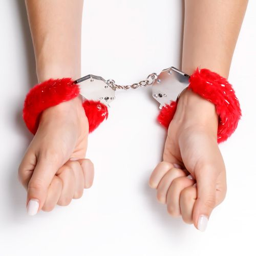 crushious spangle metal cuffs with plush red na Arena.pl