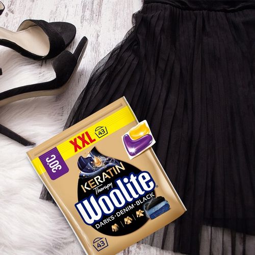 Woolite Kapsułki DoPrania Rzeczy Czarnych Ciemnych Jeans z Keratyną 43szt na Arena.pl