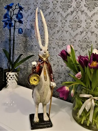 FIGURKA FIGURA - ZAJĄC KRÓLIK Z ZEGAREM model I zdjęcie 3