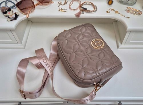 BEŻOWA TOREBKA LISTONOSZKA MONNARI MOCHA MOUSSE PASEK LOGO na Arena.pl