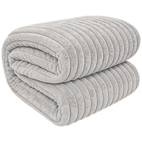 Miękki koc Lea 200x220 szary lekki tłoczony do sypialni salonu