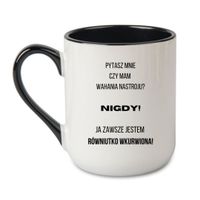 KUBEK "PYTASZ MNIE CZY MAM WAHANIA NASTROJU? NIGDY! JA ZAWSZE JESTEM RÓWNIUTKO WKURWIONA" Wzór - Elegant Coffee Czarny 330 ml