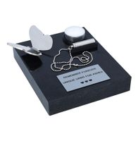 Relikwiarz-wisiorek na część prochów z podstawą