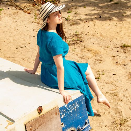 Niebieska bawełniana kopertowa sukienka midi Boho na Arena.pl