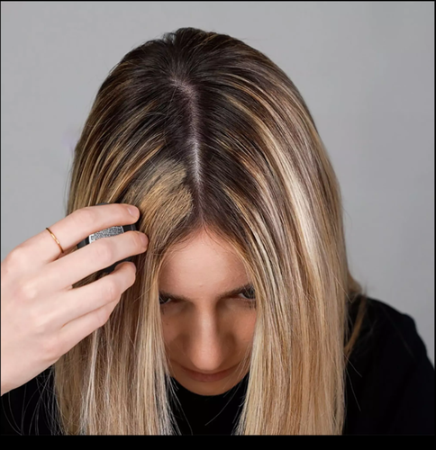 BŁYSKAWICZNY RETUSZ H645 puder do tuszowania odrostów   KOLOR  blond na Arena.pl