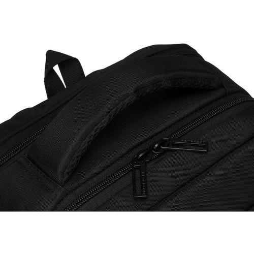 plecak podróżny w czarnym kolorze zawieszony na regulowanych szelkach na Arena.pl