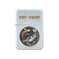 Zapalniczka Benzynowa z Nadrukiem Yin-Yang Koi – Ryby w Kręgu Harmonii