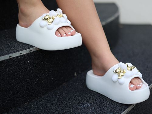 Białe klapki na platformie gumowe lekkie 40-41 na Arena.pl