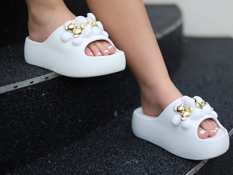 Białe klapki na platformie gumowe lekkie 40-41 zdjęcie 7