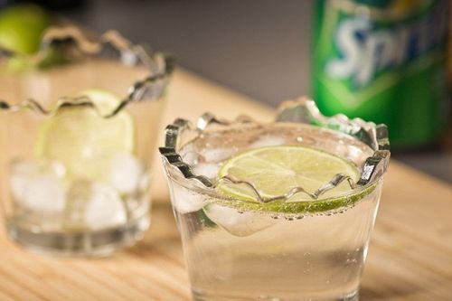 Poszczerbione szklanki na Arena.pl