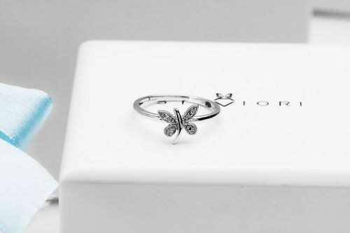 pierścionek motylek z białego złota z diamentem na Arena.pl