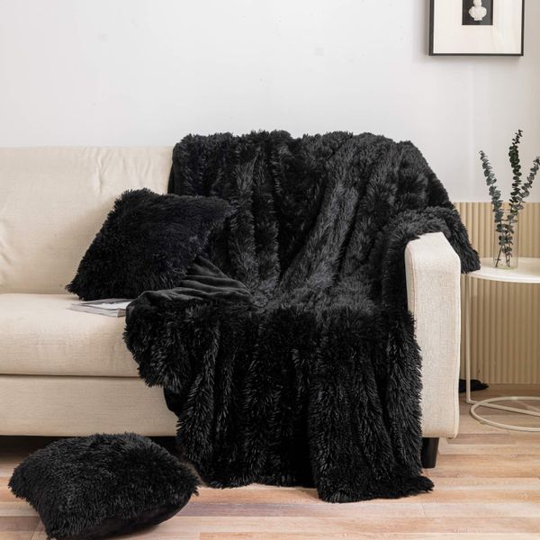 Koc na fotel YETI 70x150 włochacz o strukturze futra czarny zdjęcie 1