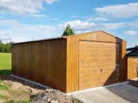 Blaszany garaż 4×6 m – złoty dąb, brama uchylna
