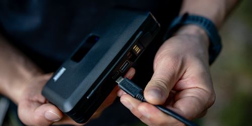 Ładowarka dwukanałowa Newell LCD z funkcją power banku i czytnikiem kart na Arena.pl