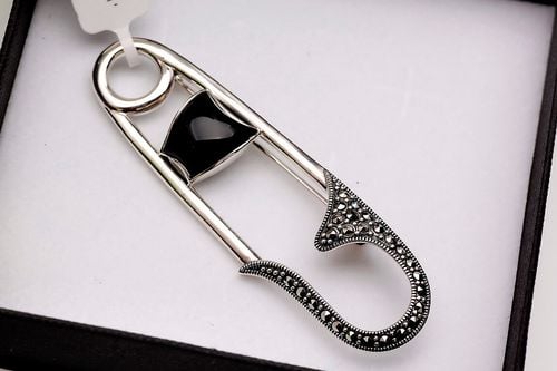 broszka srebrna agrafka z onyksem i markazytami na Arena.pl