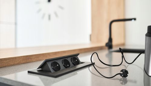 gniazdo wpuszczane chowane w blat potrójne stalowe czarne gniazdo na Arena.pl