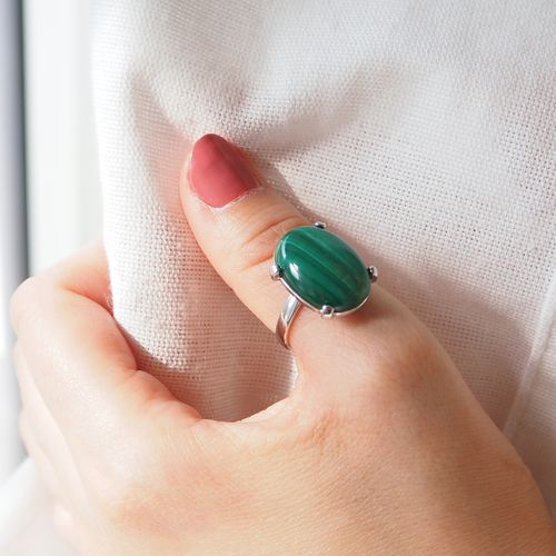 Pierścionek regulowany z owalnym Malachitem w srebrze rodowanym na Arena.pl