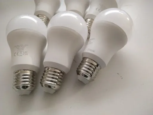 ŻARÓWKI LED AMAZON BASICS CIEPŁY BIAŁY E27 6 SZTUK zdjęcie 4