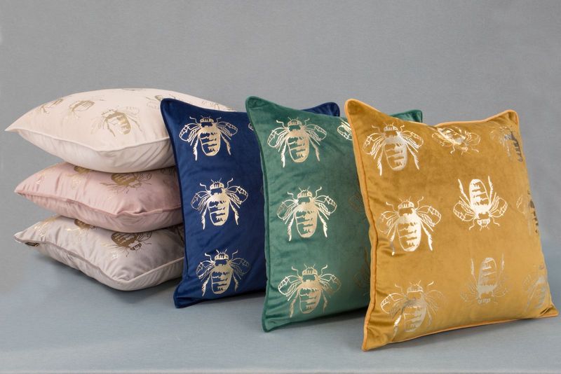 Poszewka dekoracyjna BLINK-15N 45x45 czerwona w złote trzmiele zdjęcie 5