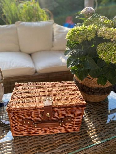 KOSZ PIKNIKOWY WIKLINOWY TALERZE SZTUĆCE 4 OSOBY na Arena.pl