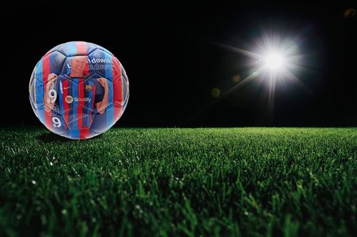 ORYGINALNA PIŁKA NOŻNA FC BARCELONA r5 LEWANDOWSKI DO NOGI NA TRAWĘ na Arena.pl