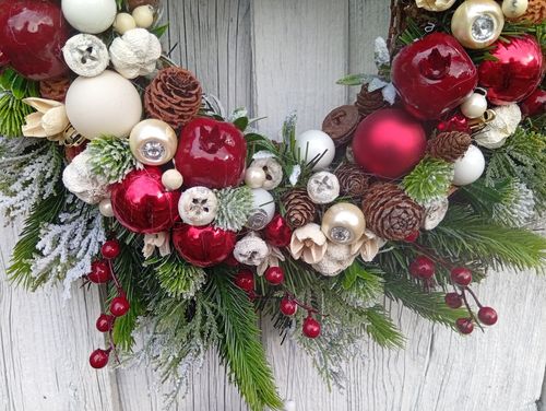 Wianek świąteczny 50 cm czerwony z białymi dzwonkami i zimowymi dodatkami na Arena.pl