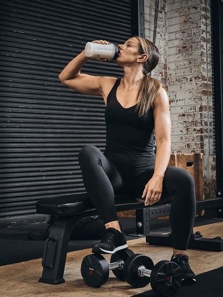 Shaker do odżywek Contigo Shake&Go 2.0 590ml - Biały zdjęcie 3