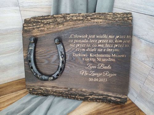 Deska z podkową na podziękowanie dla sołtysa wójta na Arena.pl