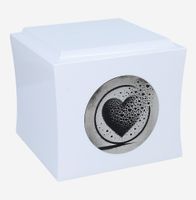 Drewniana urna z motywem złamanego serca Biała