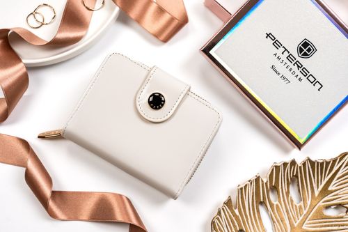 mały portfel damski ze skóry ekologicznej na zatrzask i suwak - peterson na Arena.pl