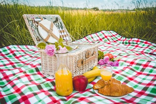 Kosz piknikowy z wikliny termotorba sztućce dla 2 osób praktyczny prezent na Arena.pl