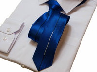 Elegancki śledzik w kolorze chabrowym pionowe czarne paski