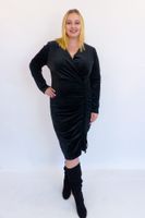 Welurowa Sukienka Midi z Marszczeniem Podkreślająca Talię Czarna UNI