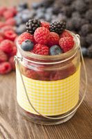 FOTOTAPETA kuchenna OWOCE MALINY BORÓWKI 380x256