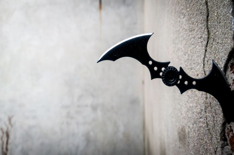 Batman Arkham City - Batarang - plakat 100x70 cm zdjęcie 1