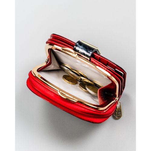 mały portfel damski ze skóry naturalnej w czerwonym kolorze z tłoczonym na Arena.pl