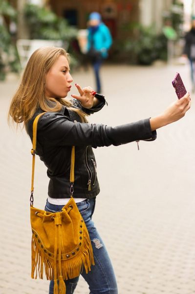 VERA PELLE torebka zamszowa listonoszka boho z ćwiekami V418 c.szara zdjęcie 2