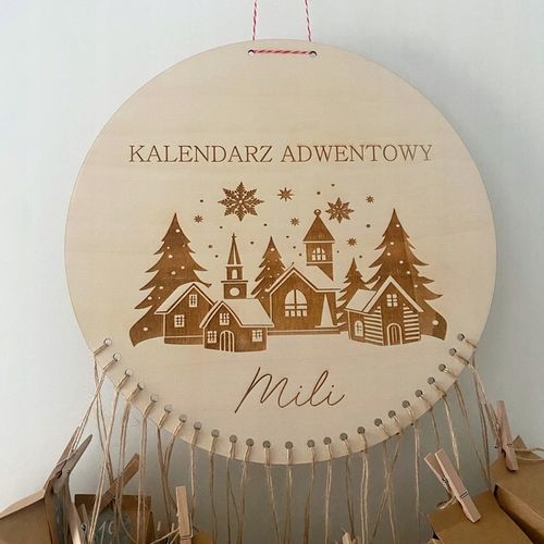 DREWNIANY KALENDARZ ADWENTOWY BAZA TABLICZKA Z GRAWEREM IMIĘ DZIECKA 30 CM na Arena.pl